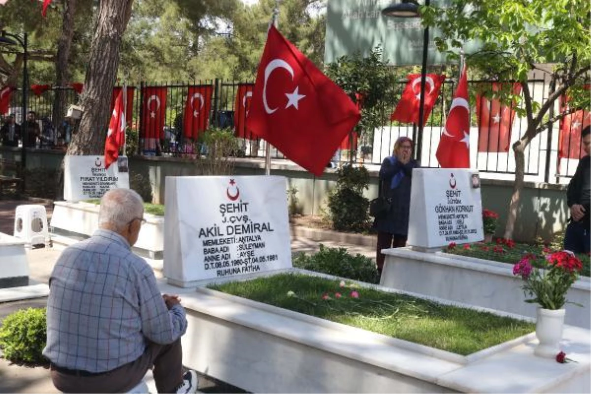 Antalya'da Ramazan Bayramı öncesi mezarlıklar ziyaret ediliyor