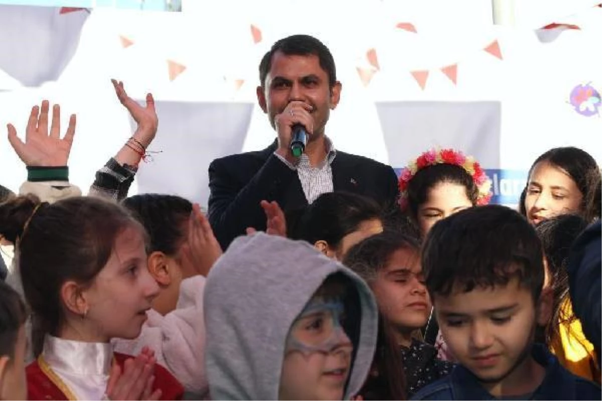 Bakan Kurum, Ümraniye'deki 23 Nisan kutlamalarına katıldı