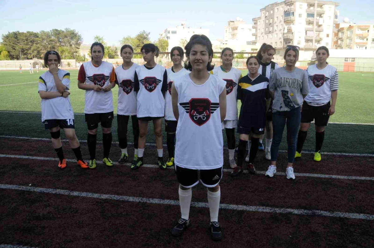 Cizreli kızlar, kaymakamlığın dayanağı ile kurulan futbol grubunda top koşturuyor