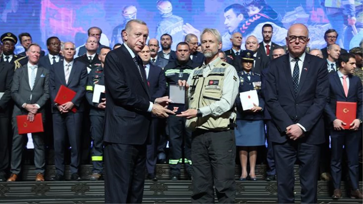 Cumhurbaşkanı Erdoğan, sarsıntının kahramanlarını unutmadı: 55 bin şahsa madalya vereceğiz