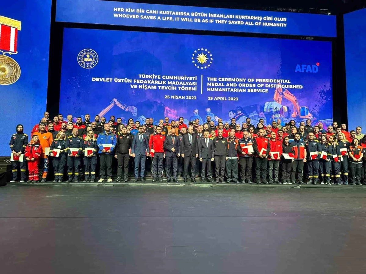 Cumhurbaşkanı Erdoğan'dan Ümraniye Belediyesi Sivil Savunma Arama Kurtarma Grubu'na Devlet Üstün Fedakârlık Madalyası
