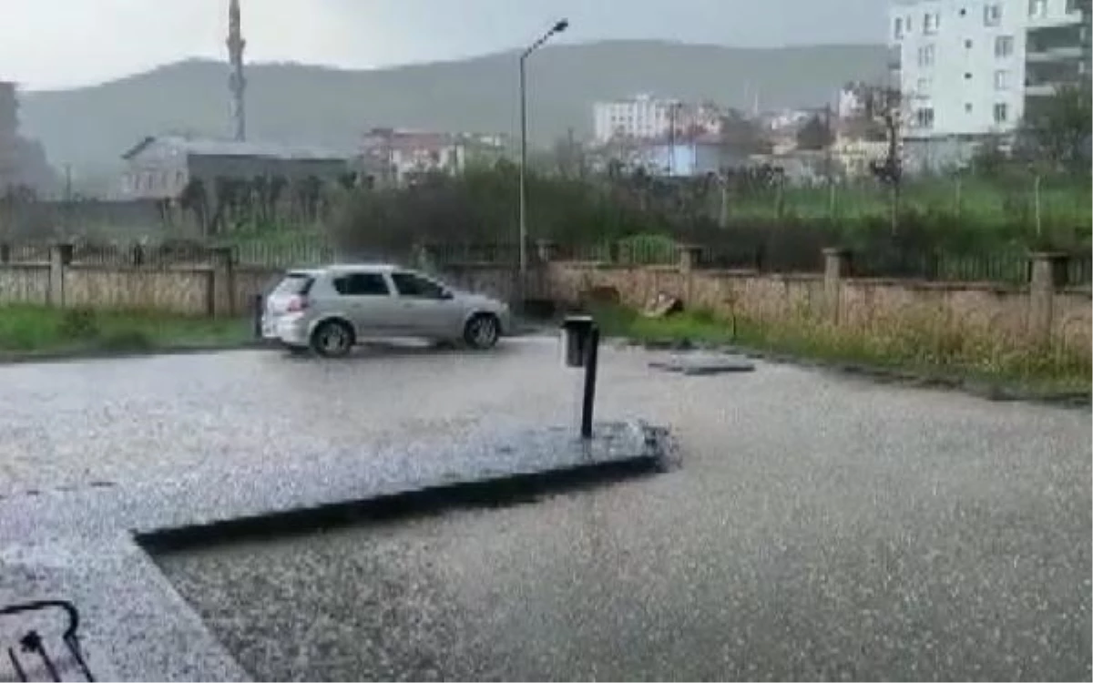 Diyarbakır'da rüzgar ve dolu yağışı günlük ömrü olumsuz etkiledi