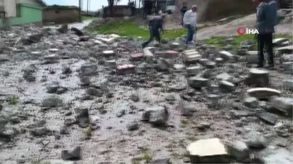 Diyarbakır'da sağanak ve fırtına sonrası minareler yıkıldı çatı uçtu