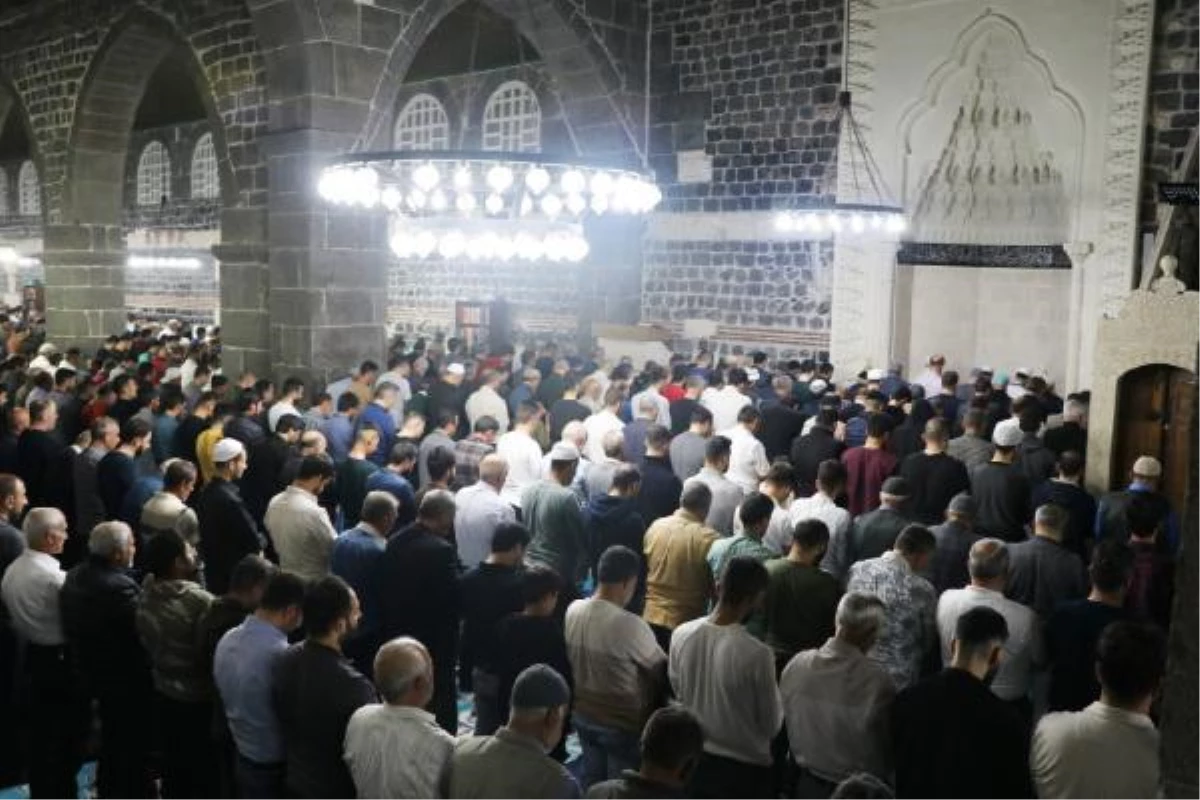 Diyarbakır'da tarihi Ulu Cami, Kadir Gecesi'nde doldu taştı
