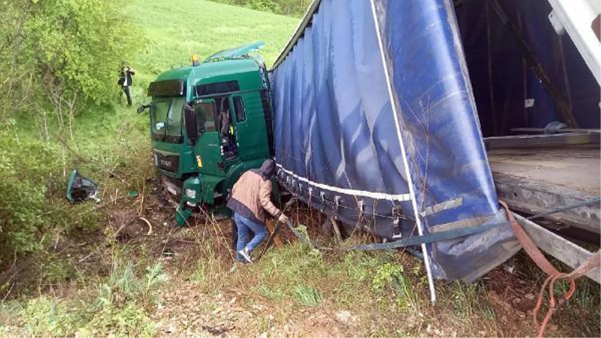 Edirne'de yağmur nedeniyle kayganlaşan yolda TIR kaza yaptı