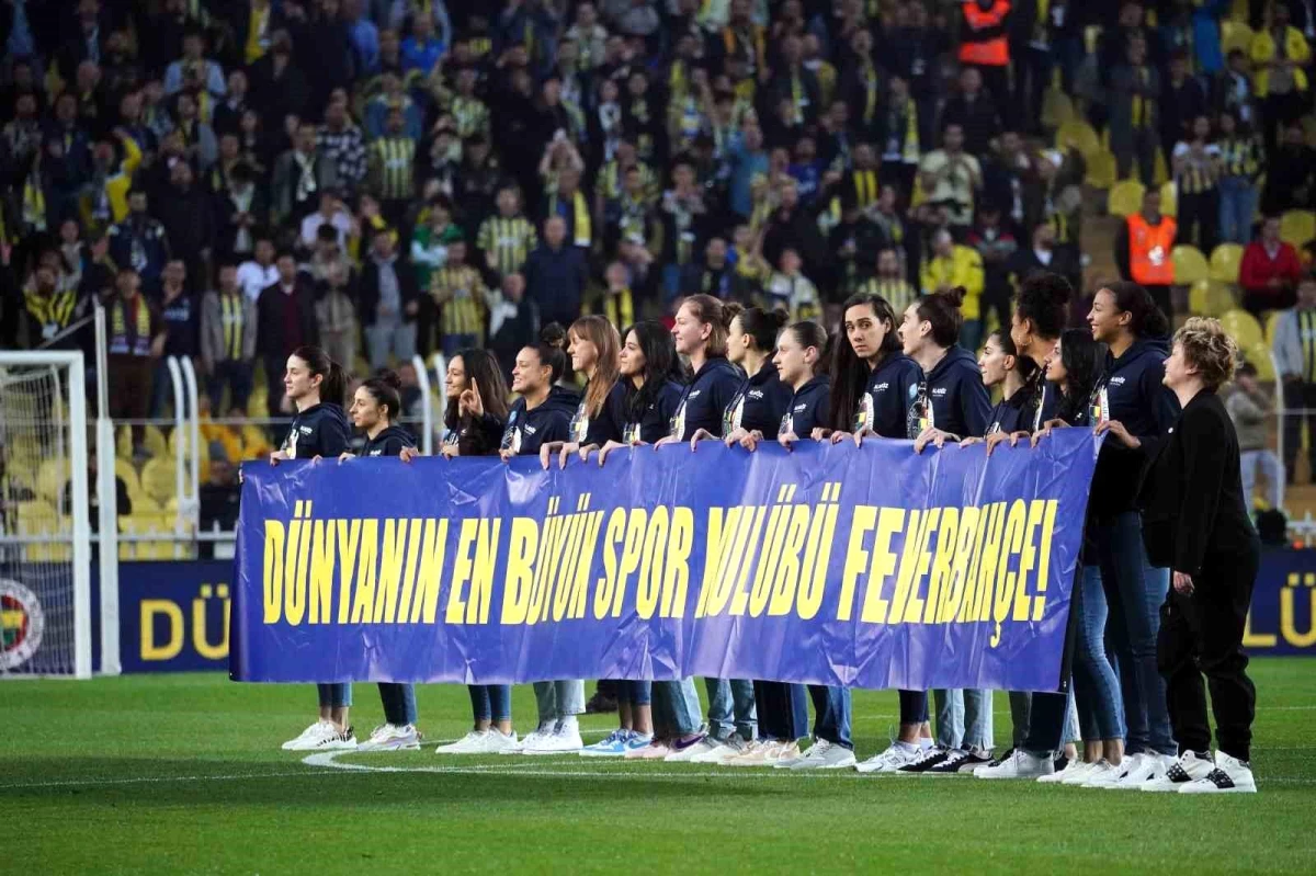 Fenerbahçe Bayan Basketbol Ekibi Euroleague Şampiyonluğunu Taraftarıyla Kutladı
