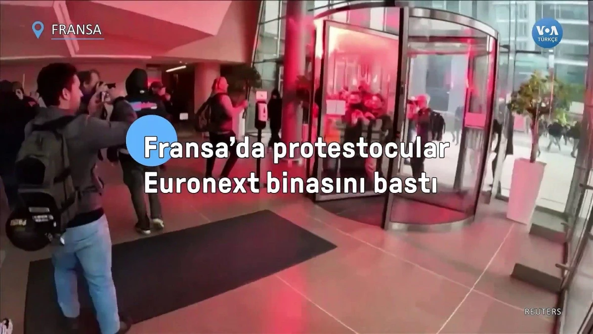 Fransa'da Protestocular Euronext Binasını Bastı