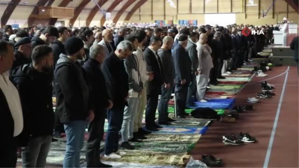 Fransanın başşehri Pariste 2 bin Müslüman bayram namazını kapalı spor salonunda kıldı