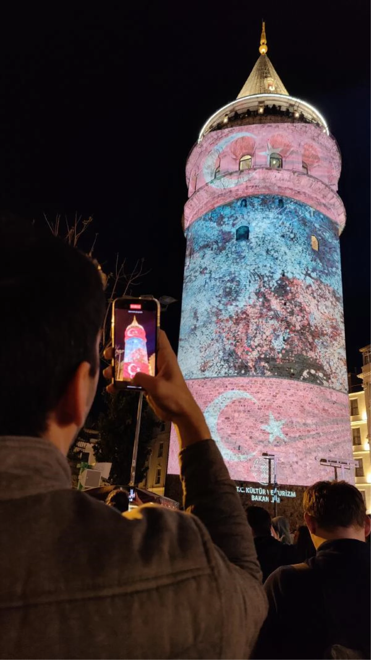 Galata Kulesinde Yapay Zeka Algoritmasıyla Yorumlanan Atatürk Fotoğrafları Sergilendi