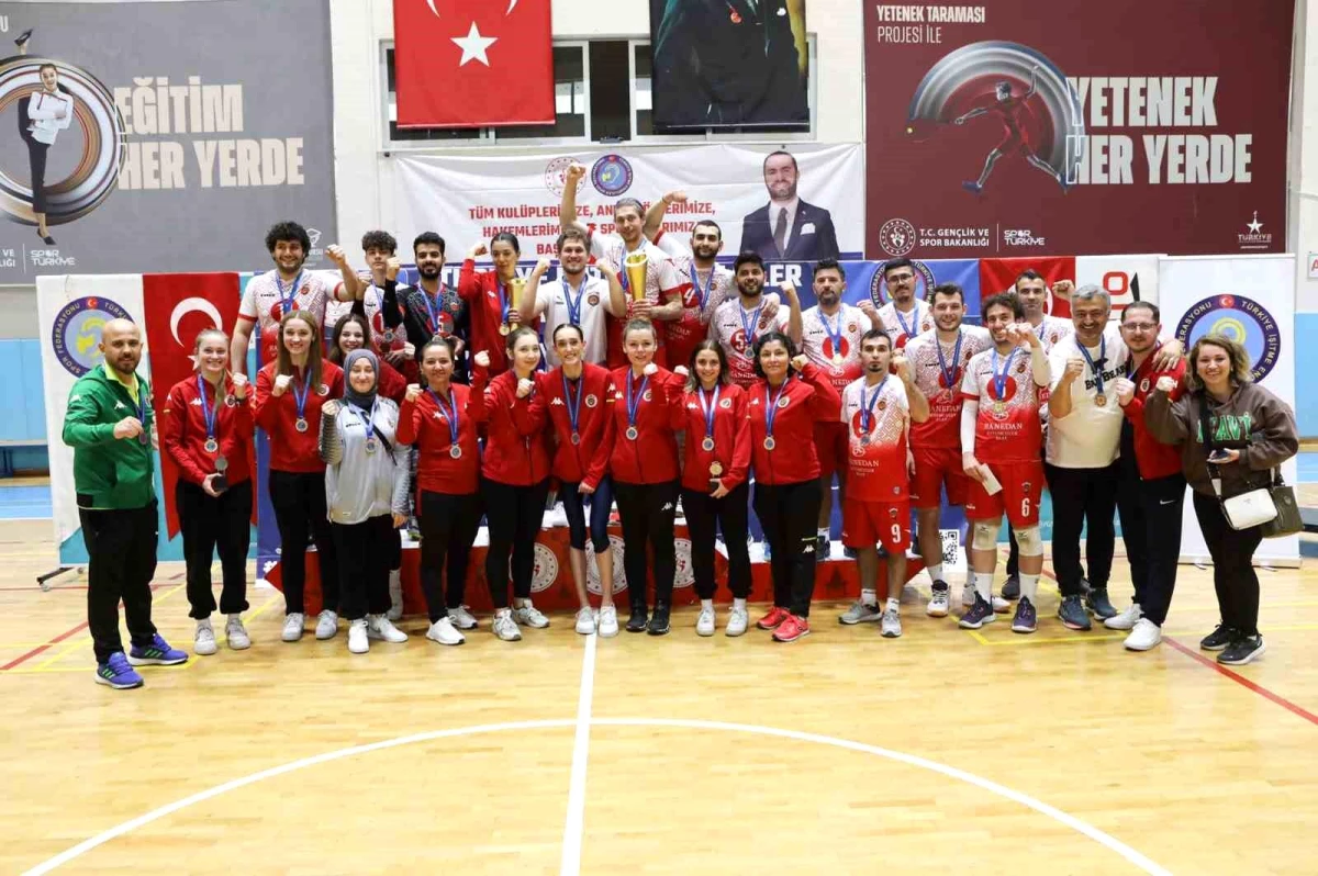 Gölcük'ün işitme engelliler bayan ve erkek voleybol kadrosu 3. defa Türkiye şampiyonu oldu