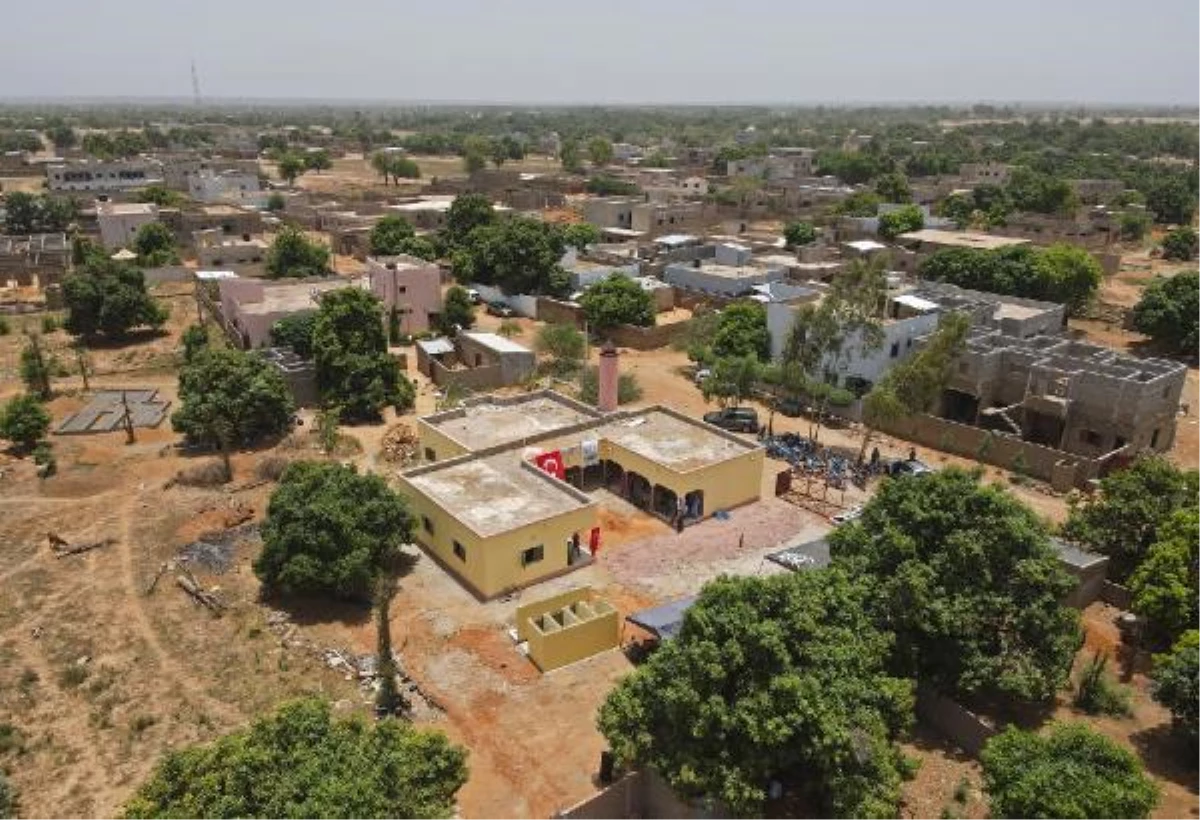 İHH, Mali'deki gereksinim sahibi çocuklara bayramlık dağıttı