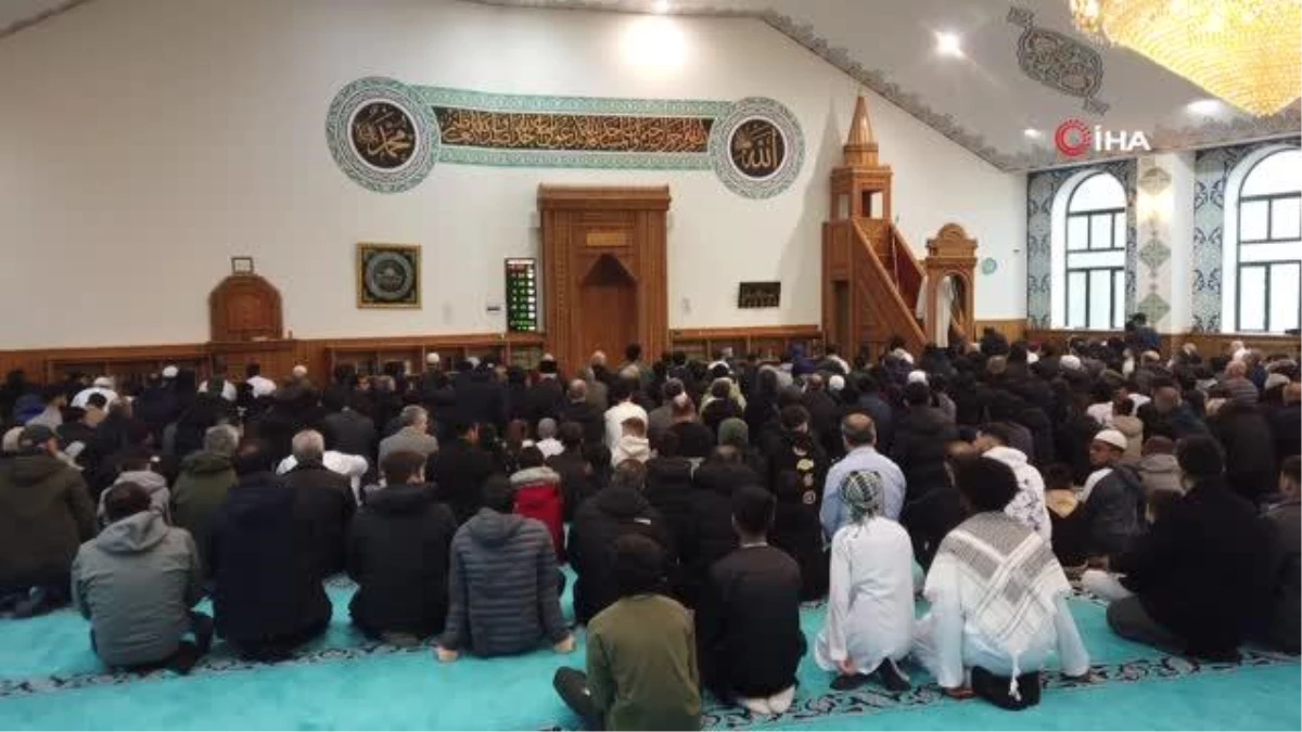 İngiltere'deki Müslümanlar Londra'da Bayram Namazını 3 Sefer Kıldı