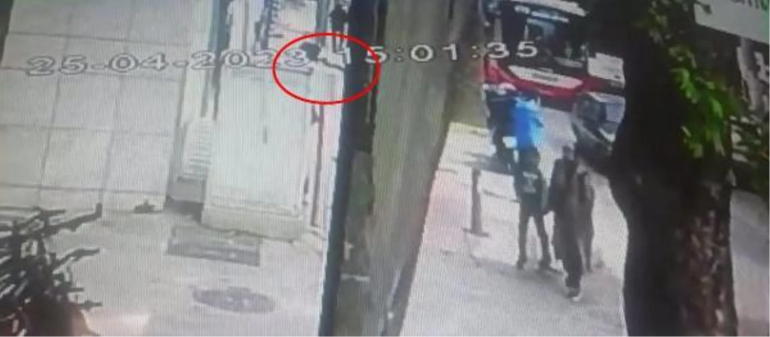 İzmir'de banka önünde silahlı atak: Özel güvenlik vazifelisi ve müşteri yaralandı
