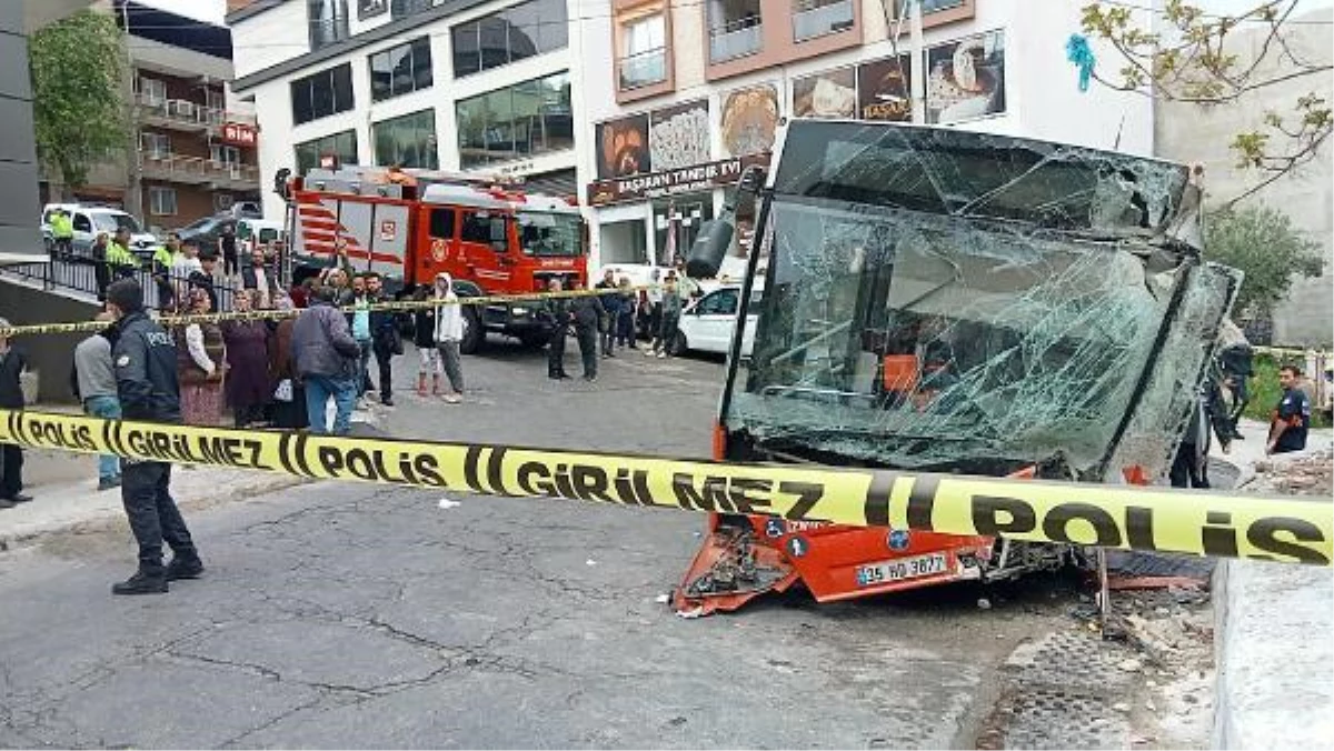 İzmir'de belediye otobüsü bahçe duvarına çarptı: 10 yaralı