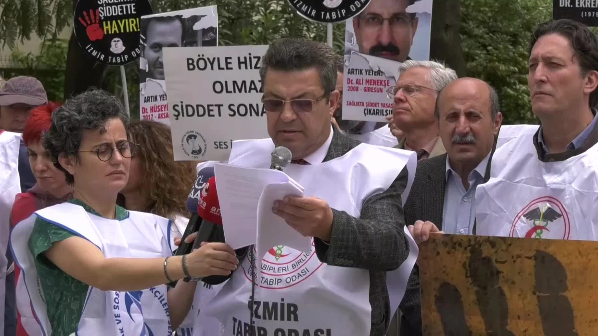 İzmir'de Sağlıkçılardan Şiddet Protestosu: "Sağlık Terörünün Sorumluluğu Kamu Yönetimindedir ve Tüm Kayıplarımız İsmine İki Elimiz Yakanızdadır"
