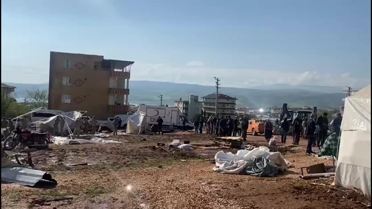 Kahramanmaraş'ta Fırtına ve Hortum Depremzedelerin Çadırlarına Ziyan Verdi