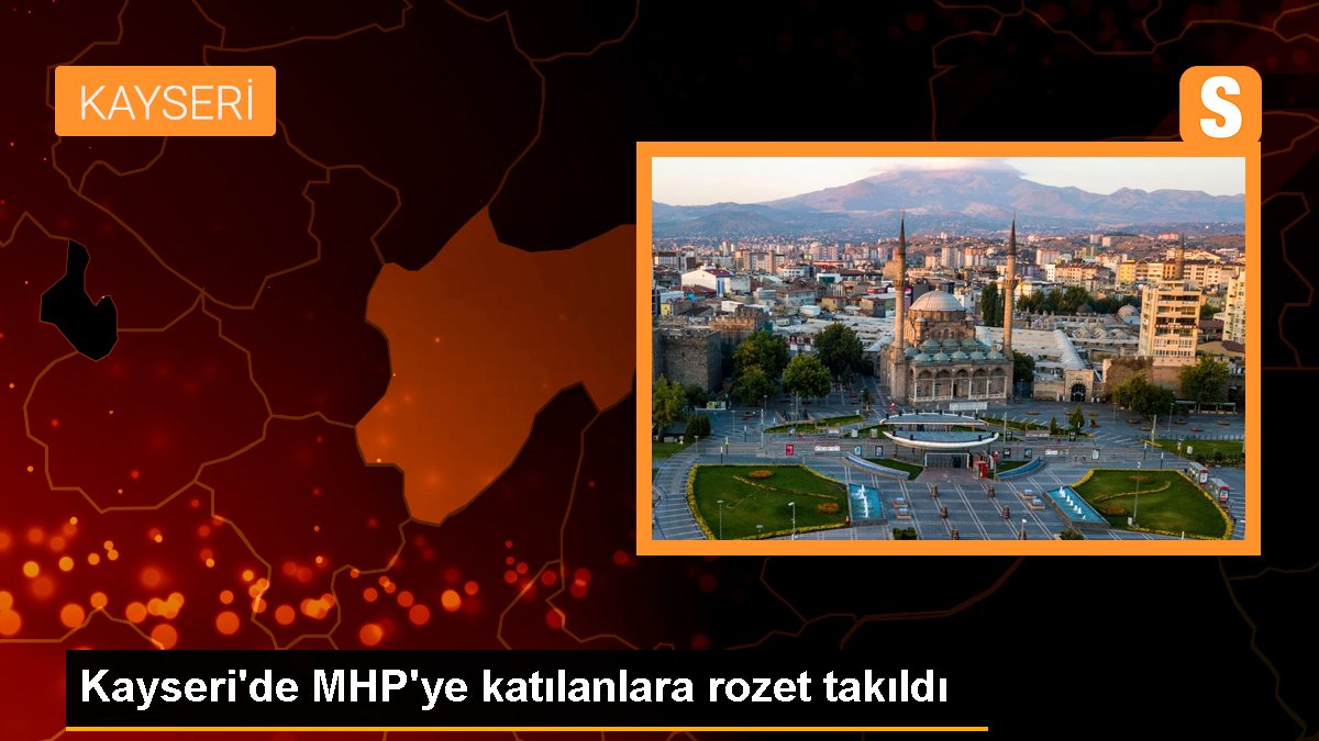 Kayseri'de MHP'ye katılanlara rozet takıldı