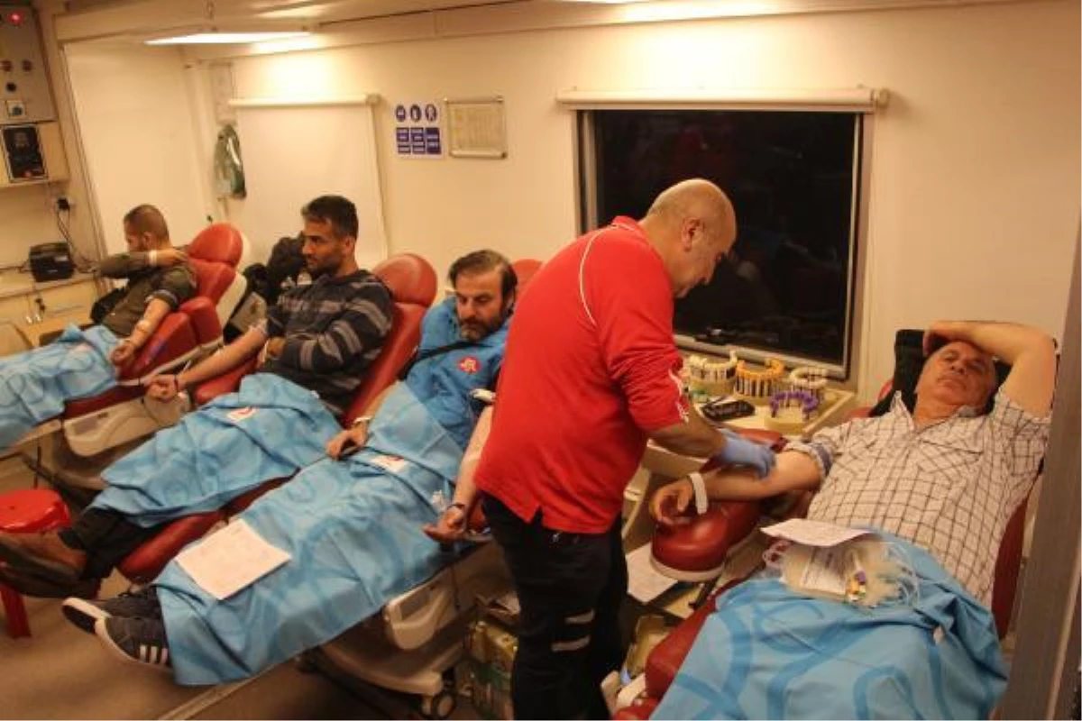 Kızılay'ın sarsıntı bölgesindeki taşınabilir kan bağışı kampanyasına ağır ilgi