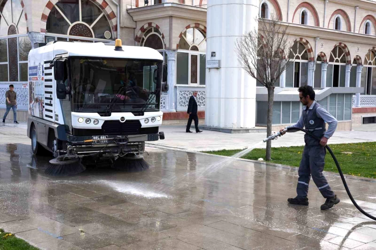 Konya'da Mescitler Gül Suyuyla Yıkandı
