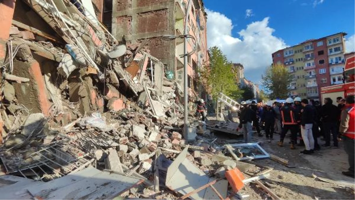 Malatya'da Ağır Hasarlı Bina Tabiatıyla Çöktü