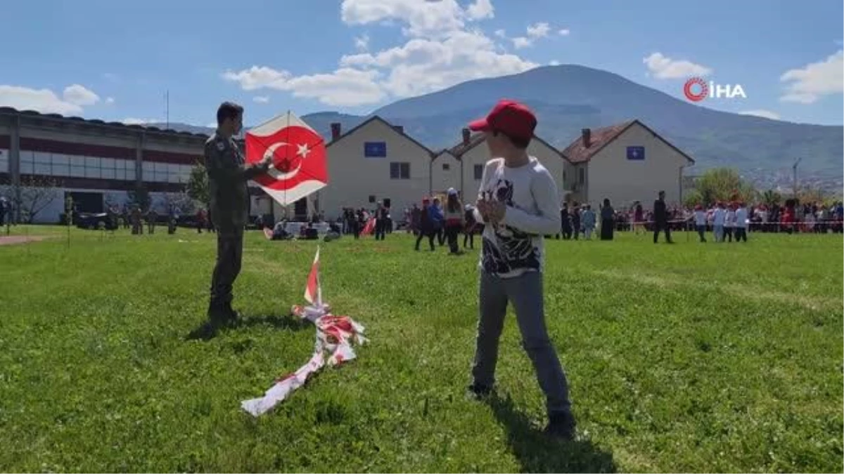 Mehmetçik Kosova'daki 23 Nisan kutlamalarında çocuklarla oyunlar oynadı