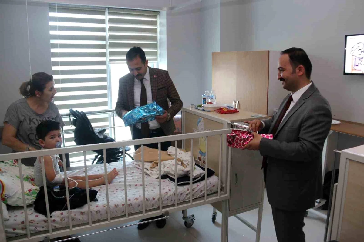 MHP Sivas Milletvekili Adayı İlker İpek, 23 Nisan Bayramı'nda Hastaneleri Ziyaret Etti