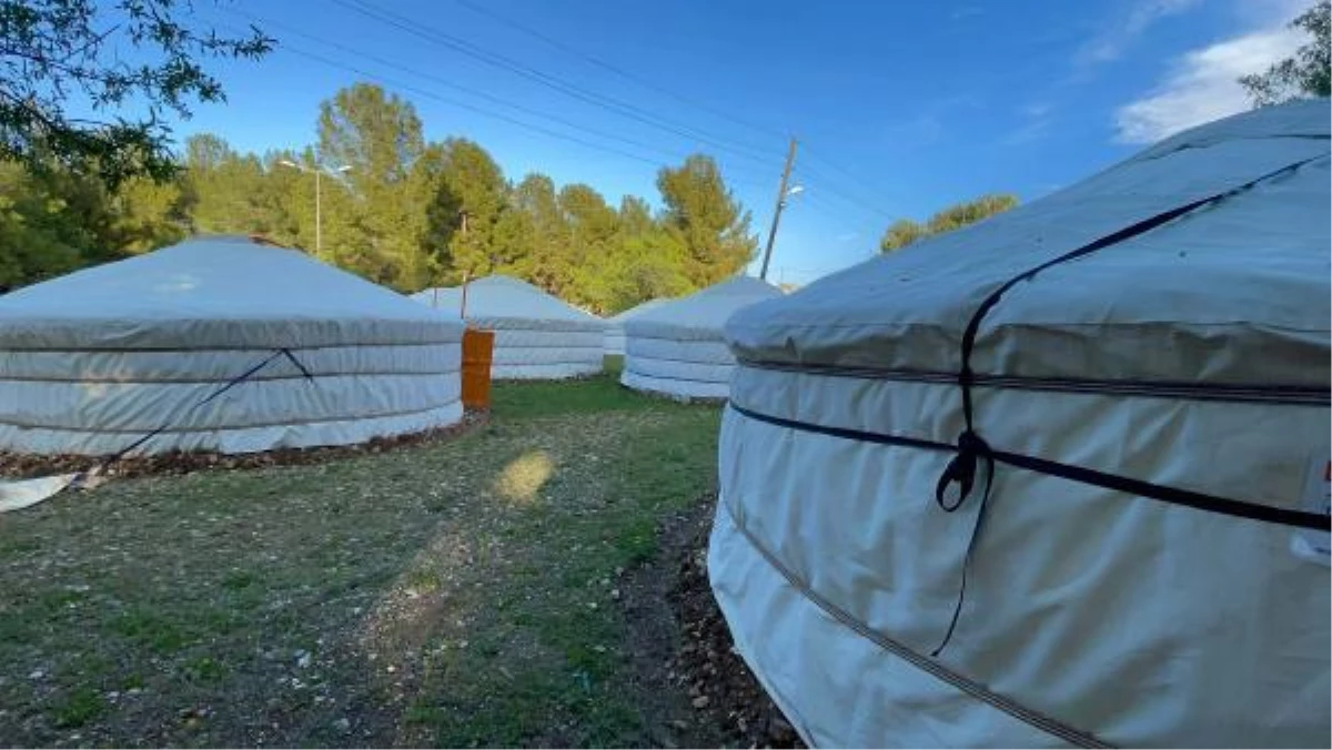 Moğolistan'dan gelen kıl çadırlar depremzedeler için kuruldu