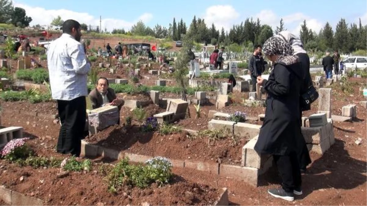 Osmaniye'deki depremzede yakınları mezarlıkları ziyaret etti
