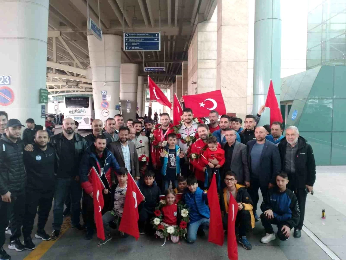 Şampiyon Taha Akgül ve Hür Tarz Güreş Ulusal Ekibi Türkiye'ye döndü
