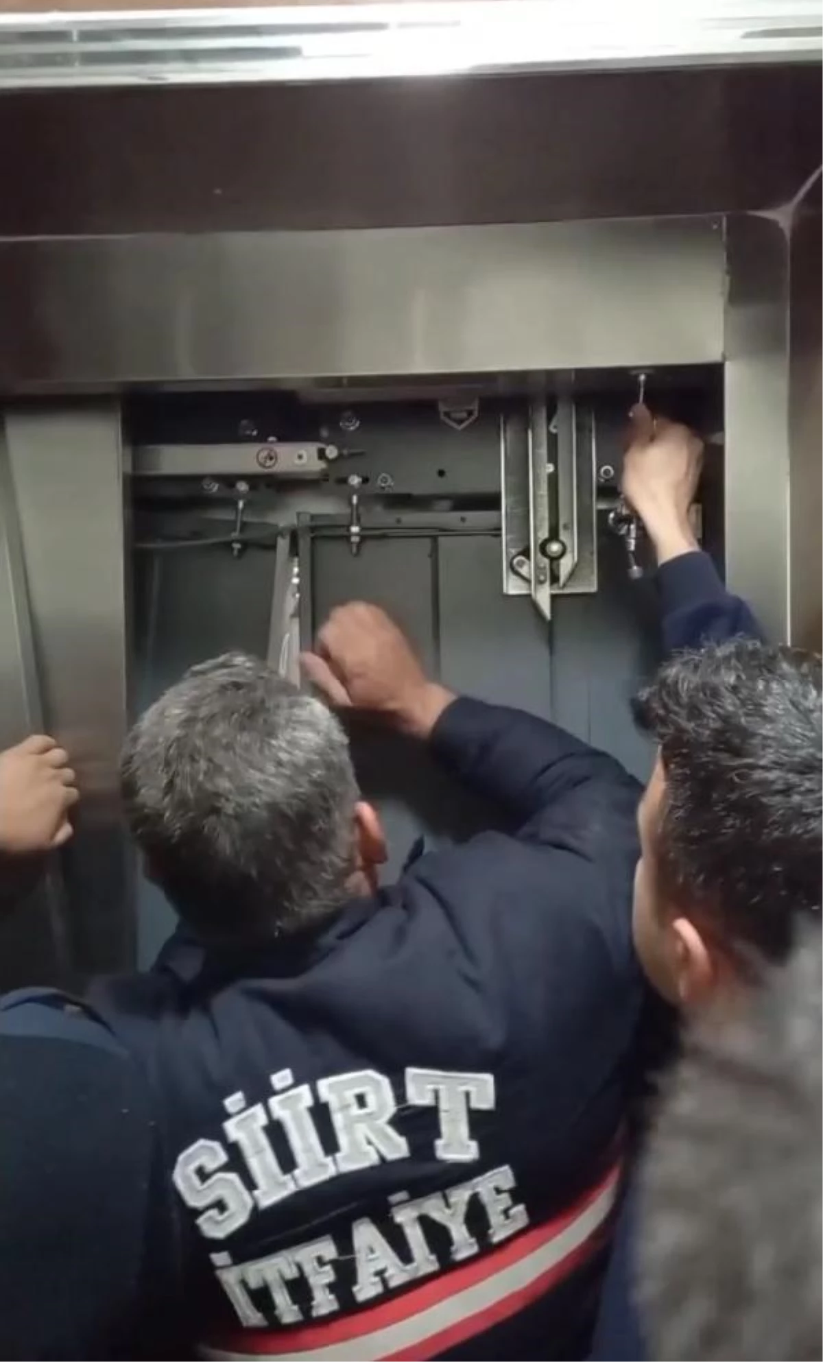 Siirt'te Bayramda Asansörde Mahsur Kalan Aile İtfaiye Grupları Tarafından Kurtarıldı