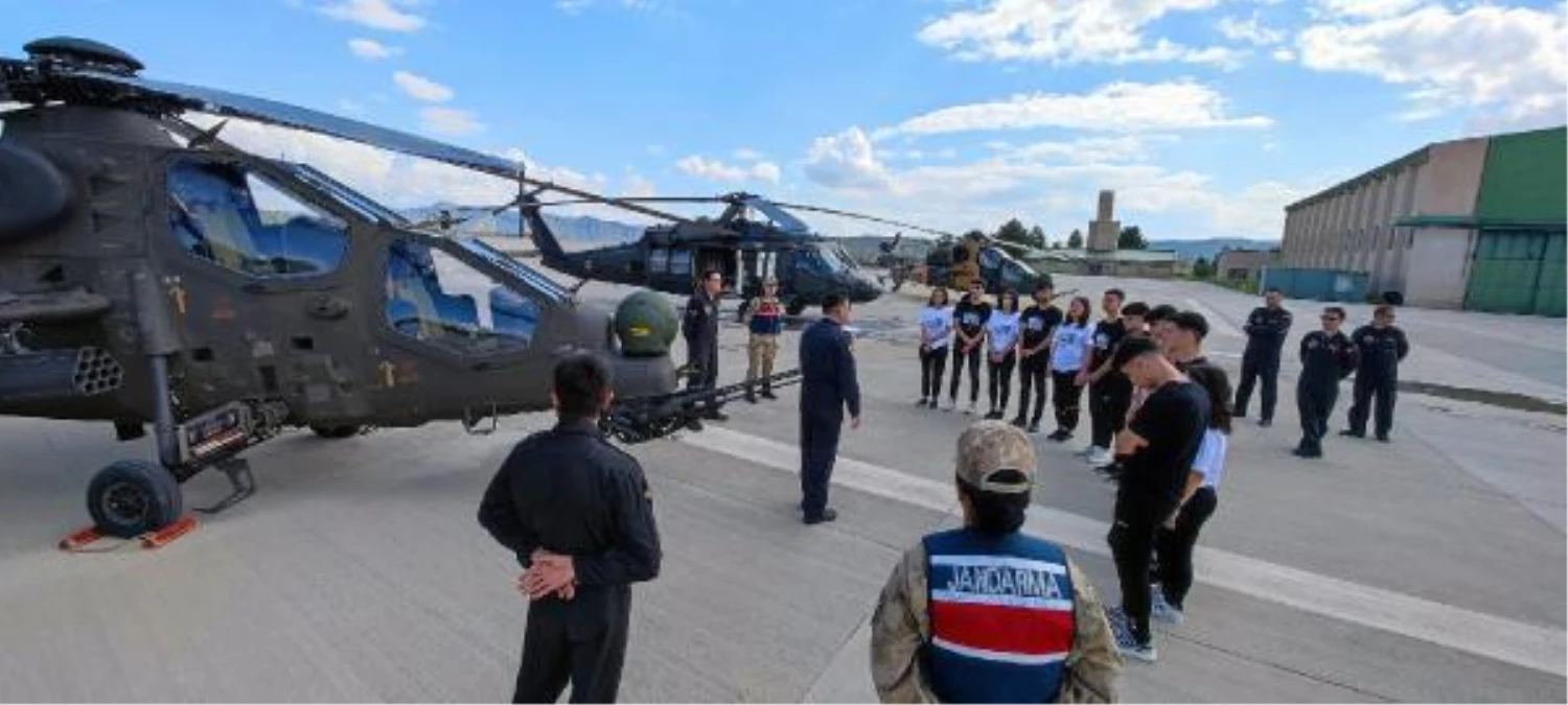Siirt'te Dünya Pilotlar Günü kapsamında öğrencilere ATAK helikopteri gösterisi