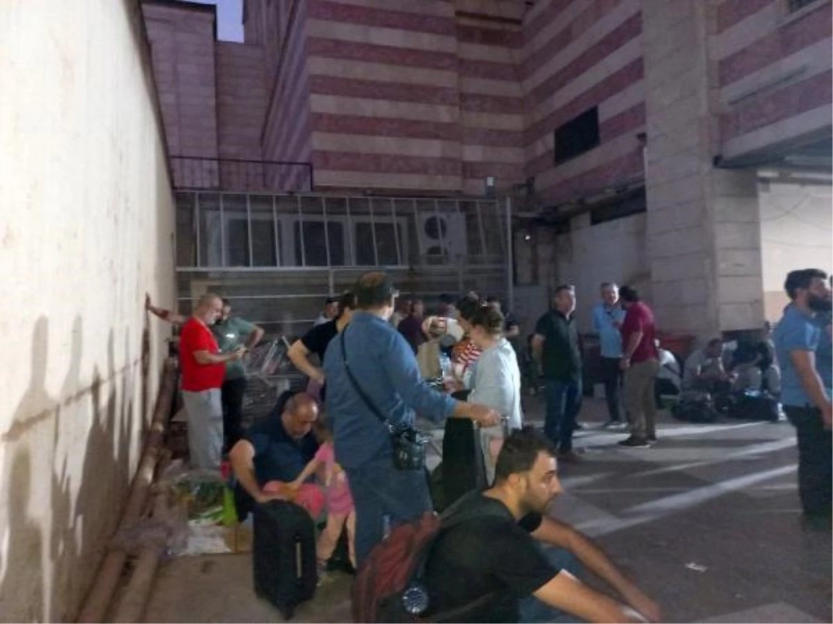 Sudanda mahsur kalan Türk vatandaşları tahliye için yardım bekliyor
