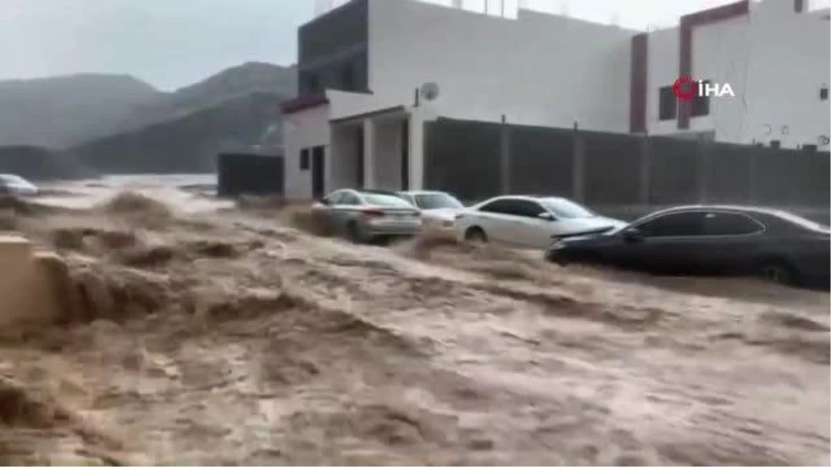 Suudi Arabistanı sağanak yağış vurdu, caddeler sular altında kaldı