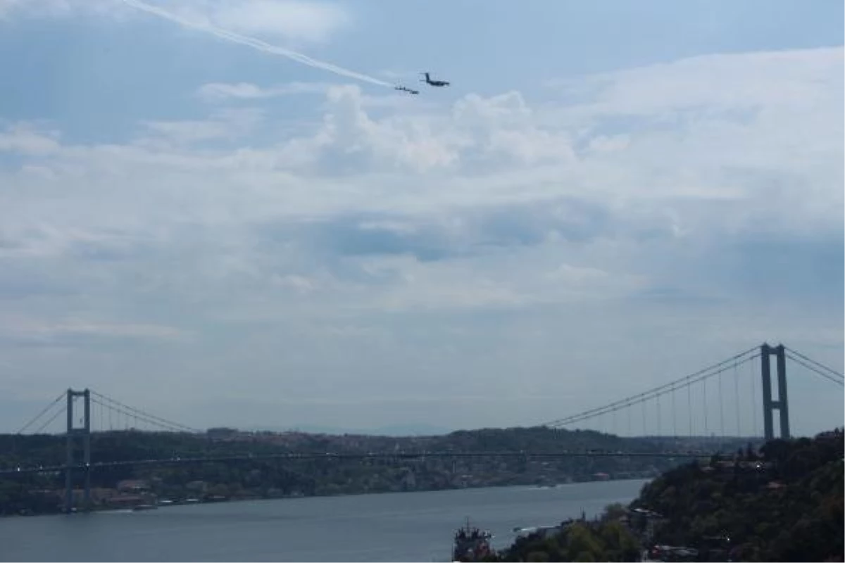 Türk Hava Kuvvetleri uçaklarından İstanbul Boğazı'nda selamlama uçuşu