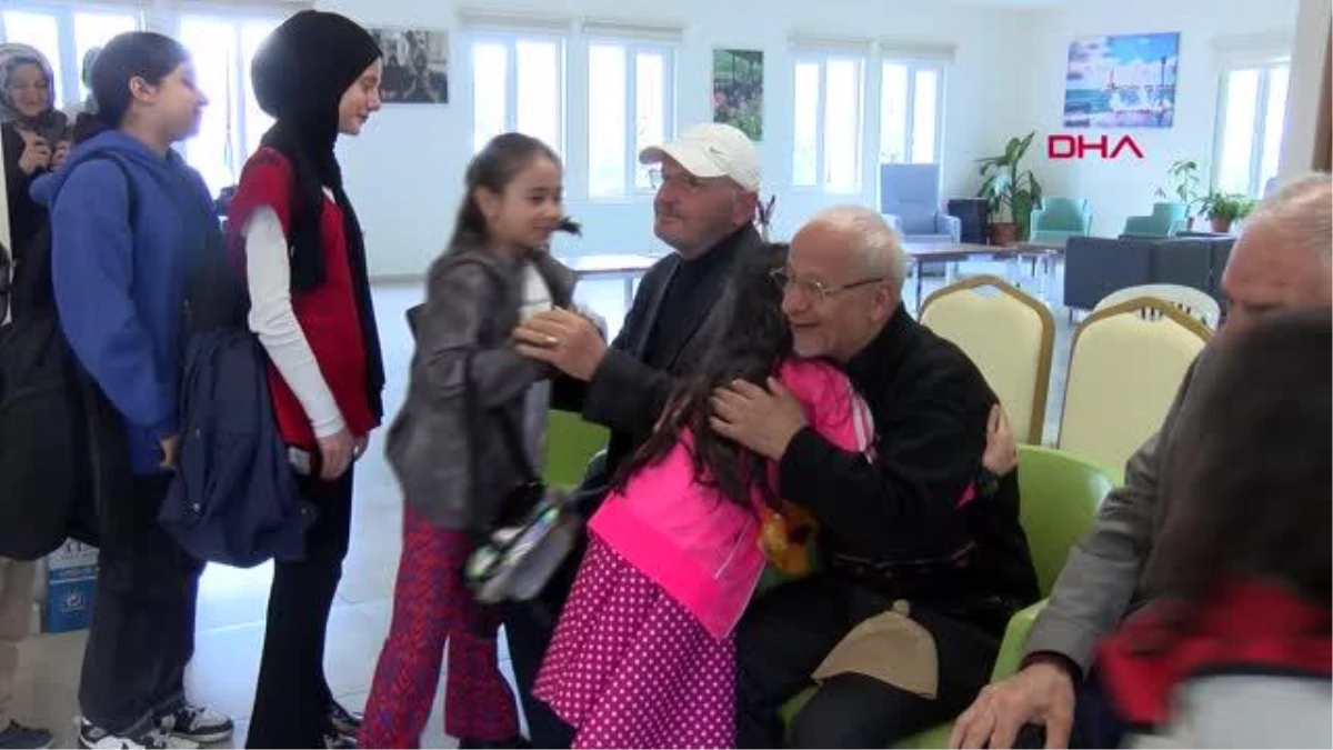 Tuzla'da çocuklar ve gençler yaşlıları ziyaret ederek bayramlarını kutladı