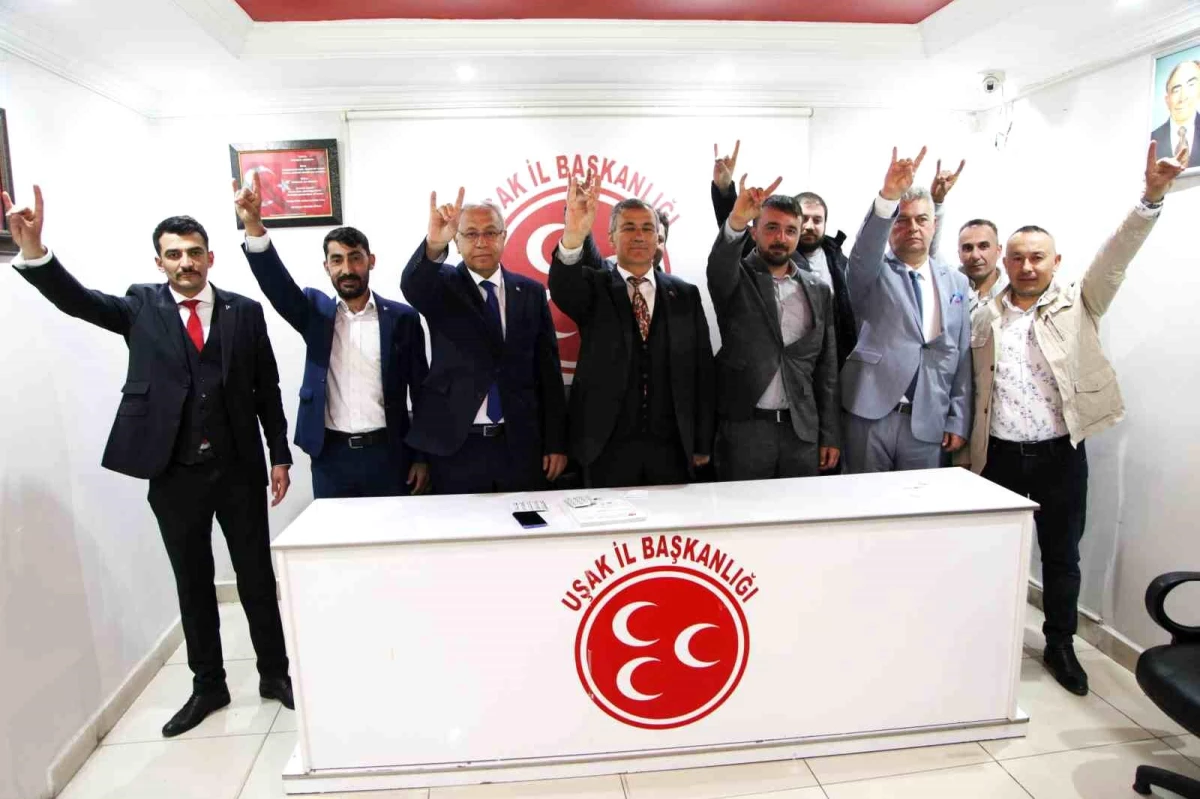 Uşak'ta Zafer Partisi'nden istifa edenler MHP'ye katıldı