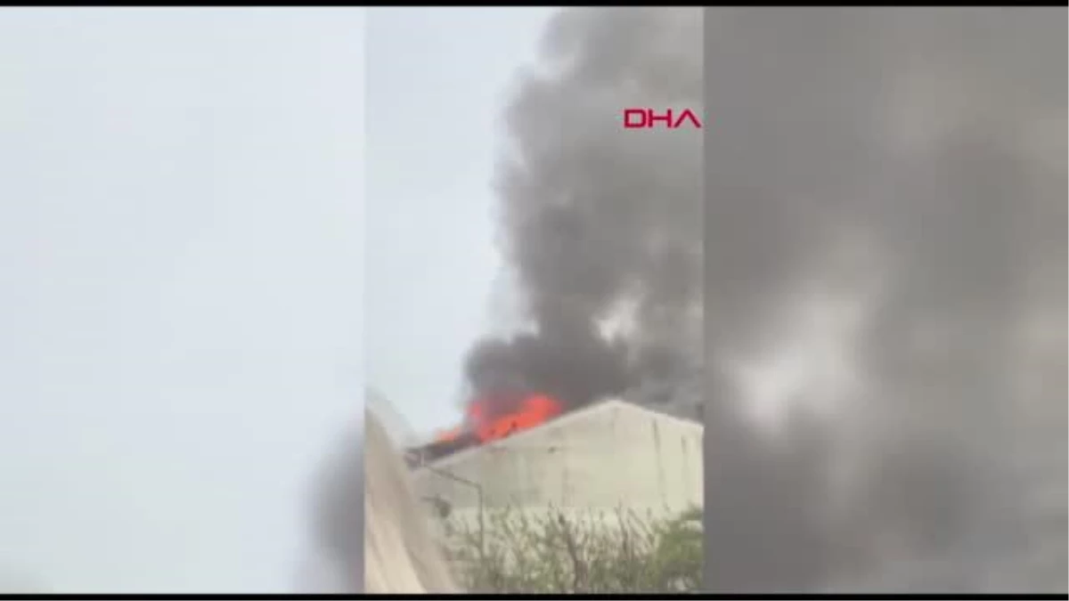 Bakırköy'de 5 Katlı Binanın Çatı Katında Yangın Çıktı