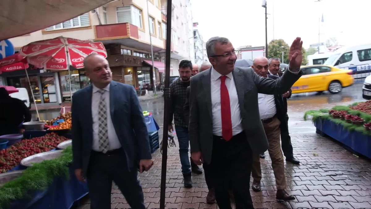 CHP Küme Başkanvekili Engin Altay İstanbul'da pazarcı esnafı ve vatandaşlarla buluştu