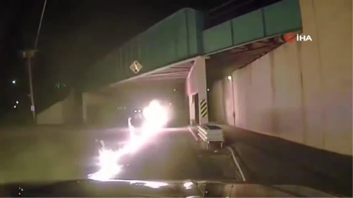 Dur ihtarına uymayan sürücüyü yanan araçtan polisler kurtardı