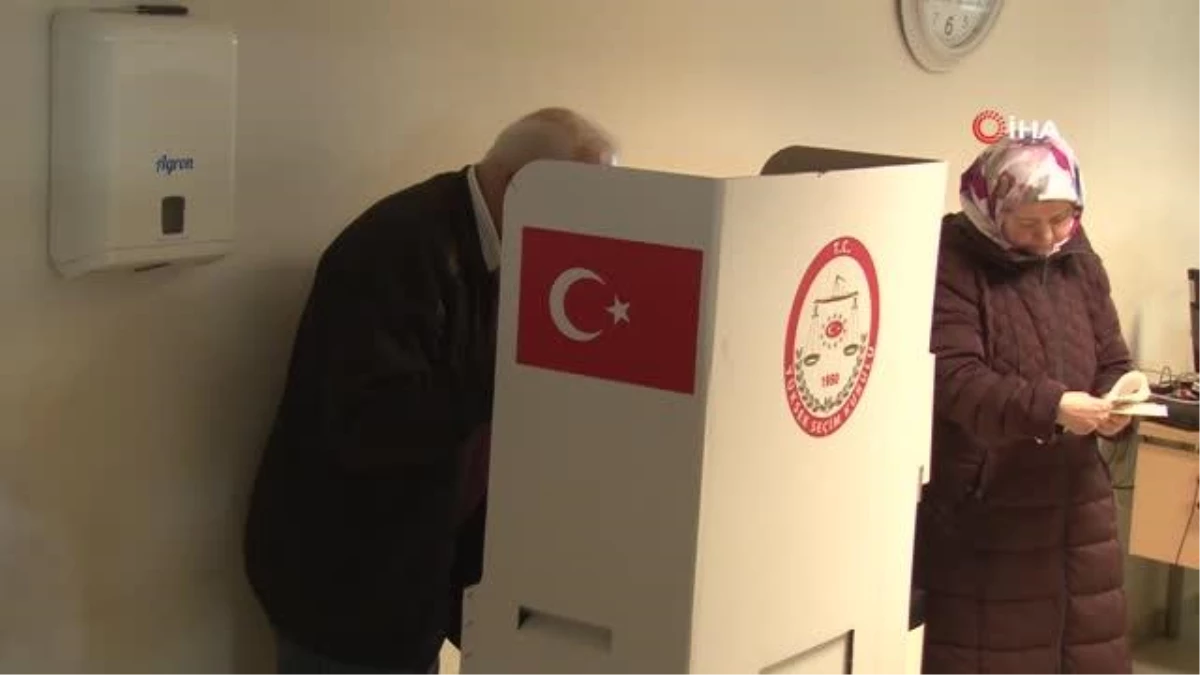 Edirne'de gümrük kapıları ve hudut kapılarında oy verme süreci başladı
