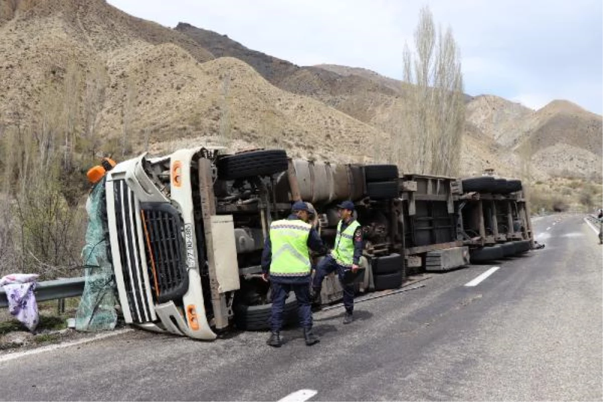Erzurum'da freni boşalan TIR yan yattı: Şoför yaralandı