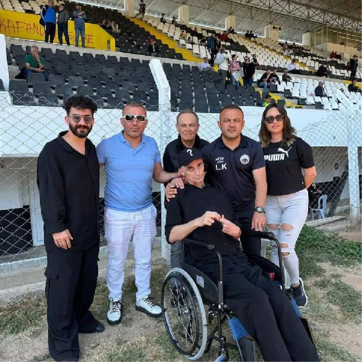 Eski futbolcu Ersan Martini, kadro arkadaşı Levent Kartop'un davetiyle maça gitti