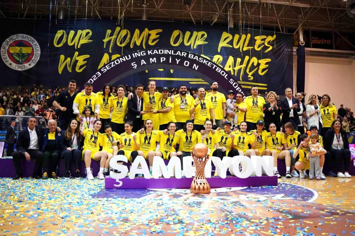 Fenerbahçe Bayan Basketbol Kadrosu ÇBK Mersin Yenişehir Belediyesini Yenerek Şampiyon Oldu