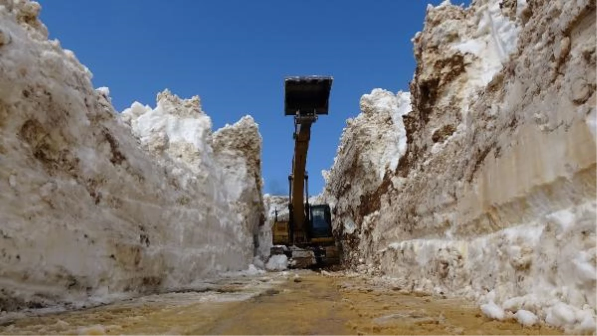 Hakkari'de kar kalınlığı 5 metreyi aştı, yayla ve askeri üs bölge yolları açıldı