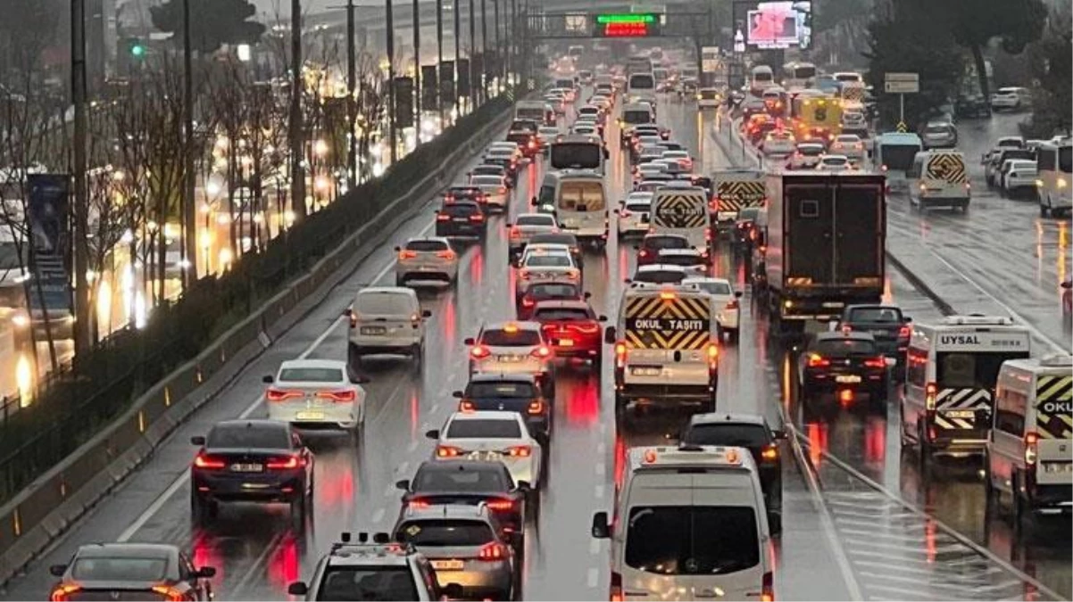 İstanbul'da sağanak yağış sonrası trafik yoğunluğu yüzde 76 oldu