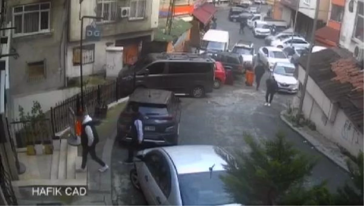 İstanbul'da trafikte tartışan şoför iş yerini bastı, arbede güvenlik kamerasına yansıdı