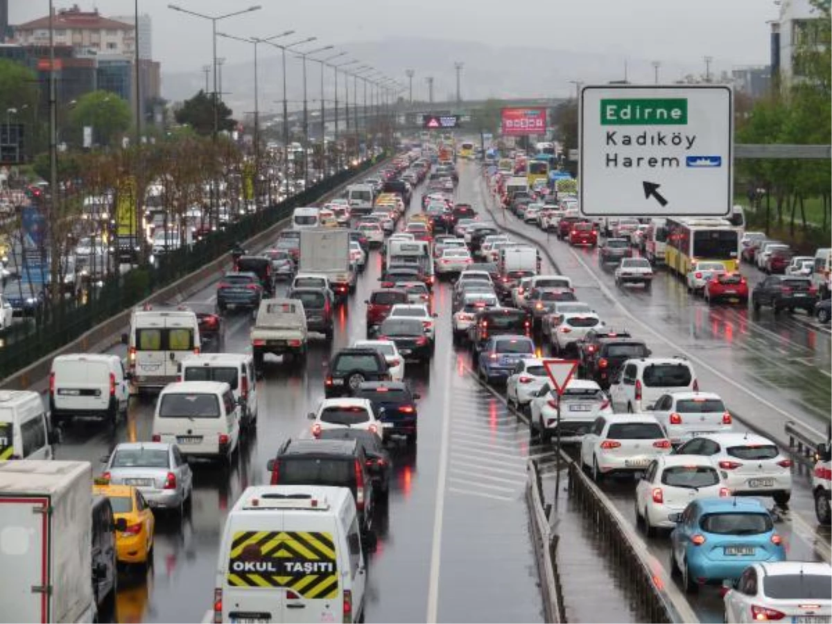 İstanbul'da Yağmur Trafikte Durma Noktasına Getirdi