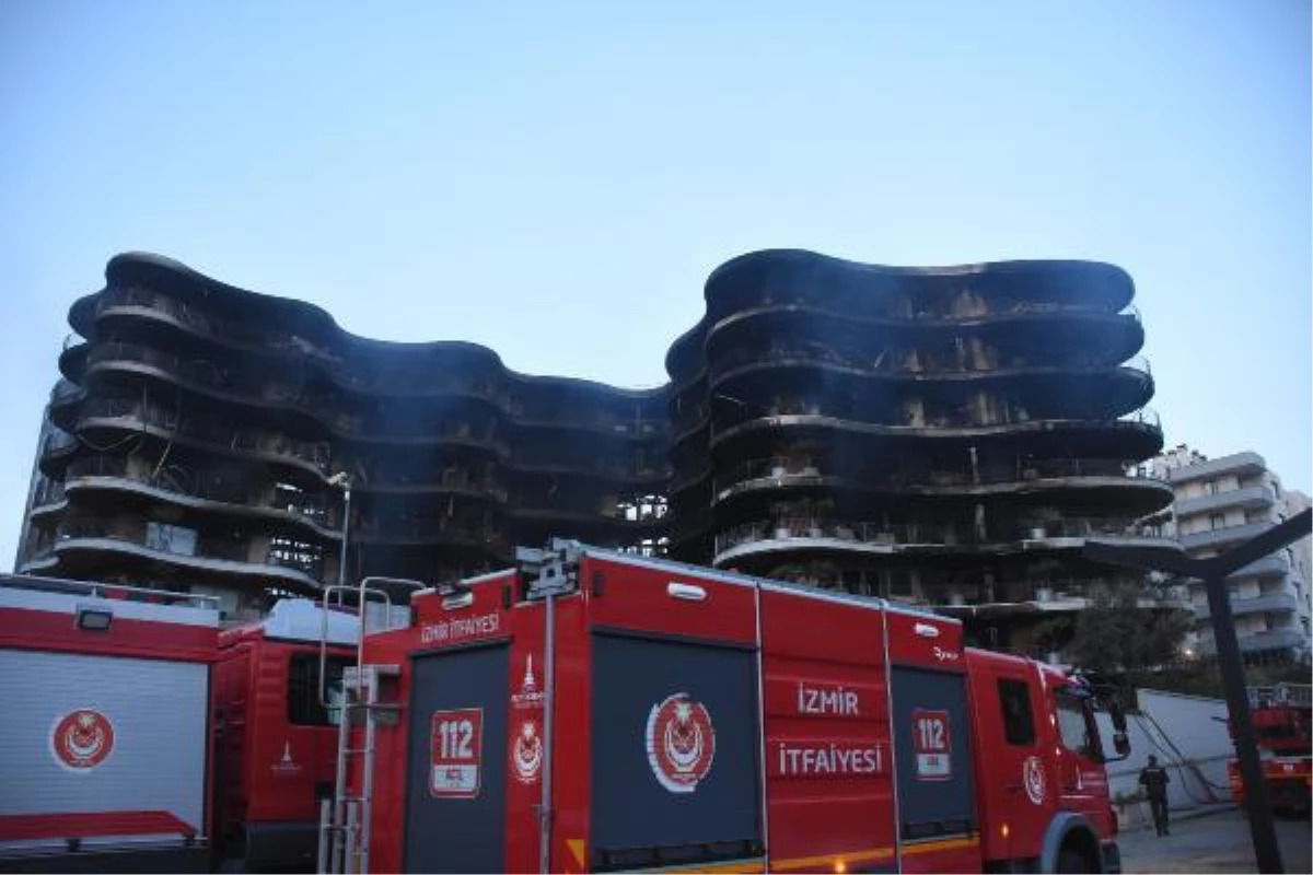 İzmir Narlıdere'deki Lüks Sitede Yangın: 8 Saatte Denetim Altına Alındı