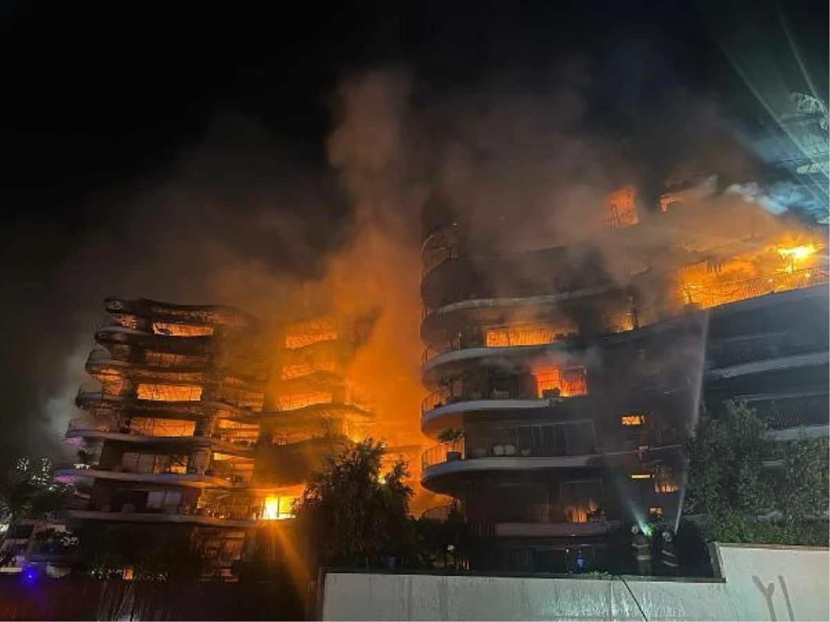 İzmir Narlıdere'deki Lüks Sitede Yangın Çıktı