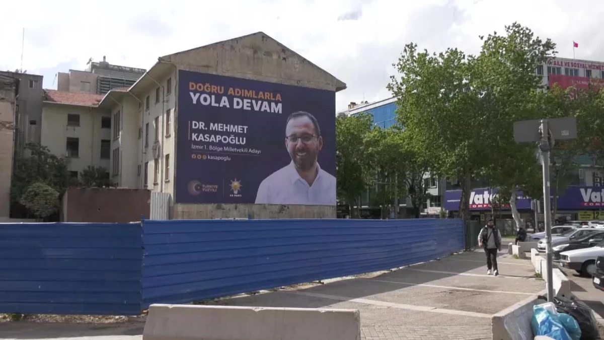 İzmir'deki Kamu Binasına Asılan Pankart Reaksiyon Çekti